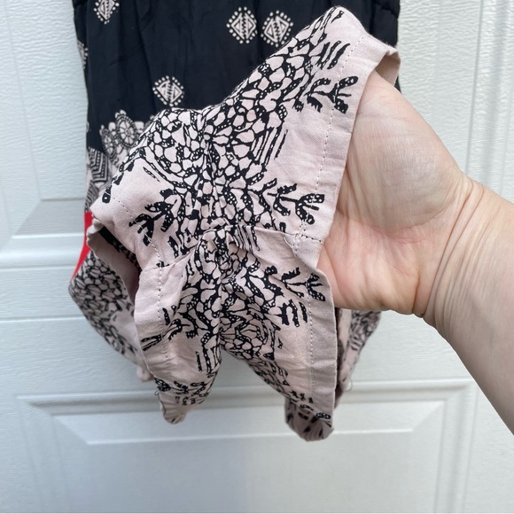 Angie woman’s romper black red and beige print. Pockets!! Adjustable straps - Picture 6 of 13